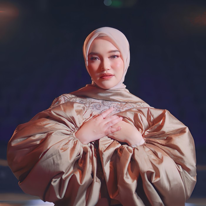 Nabila Ellisa Nabila Ellisa mencoba genre pop ballad dengan lagu Menaruh Hati Tanpa Hati-Hati.