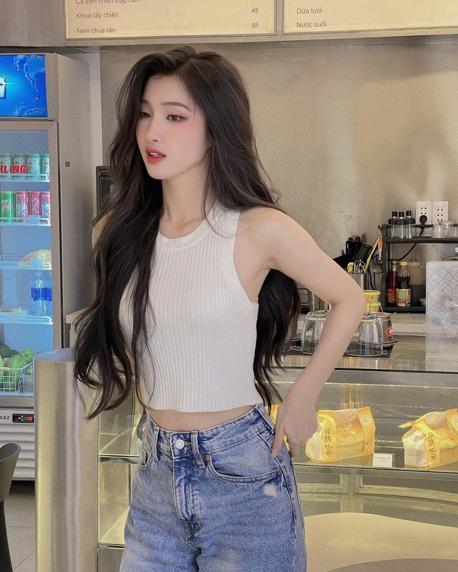 Sebelumnya keluarga Nhi diketahui merahasiakan hubungan dan rencana pernikahannya. Namun seorang tetangga mengungkapkan bahwa sekitar dua minggu sebelum upacara pertunangan, orang tua Nhi mulai merenovasi rumah dan halaman mereka. Saat itulah para tetangga mengetahui ada acara besar yang akan digelar. Foto: Instagram @_nguyenphuongnhi_02