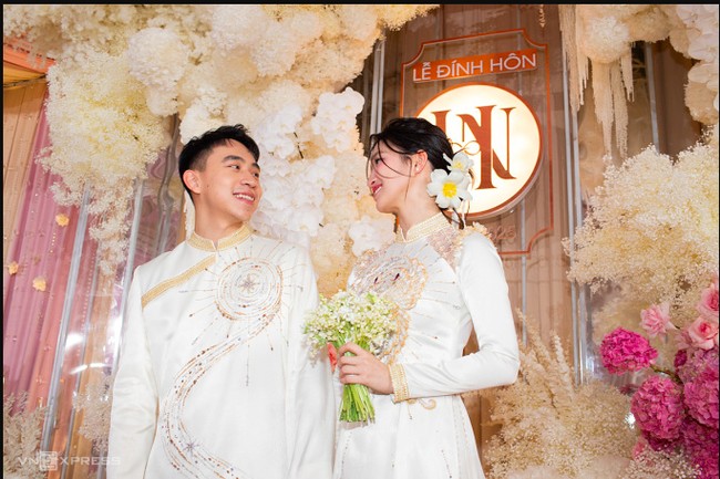 Saat tunangan, kedua sejoli tersebut tampak serasi selagi mengenakan busana tradisional putih. Acara ini sendiri diadakan dengan penjagaan yang ketat. Foto: Dok. VnExpress