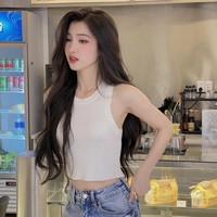 Sebelumnya keluarga Nhi diketahui merahasiakan hubungan dan rencana pernikahannya. Namun seorang tetangga mengungkapkan bahwa sekitar dua minggu sebelum upacara pertunangan, orang tua Nhi mulai merenovasi rumah dan halaman mereka. Saat itulah para tetangga mengetahui ada acara besar yang akan digelar. Foto: Instagram @_nguyenphuongnhi_02