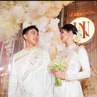 Saat tunangan, kedua sejoli tersebut tampak serasi selagi mengenakan busana tradisional putih. Acara ini sendiri diadakan dengan penjagaan yang ketat. Foto: Dok. VnExpress