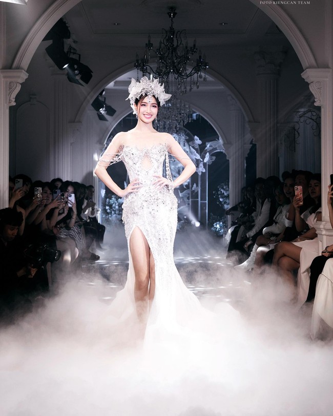 Dilansir MSN, acara pertunangan tersebut diadakan oleh keluarga pria. “Keluarga juga menggelar ritual mahar pagi ini diikuti dengan adat istiadat tradisional karena hari itu dianggap hari yang baik dan usia pasangan tersebut sangat cocok, kata sumber tersebut kepada Ngoi Sao. Foto: Instagram @_nguyenphuongnhi_02