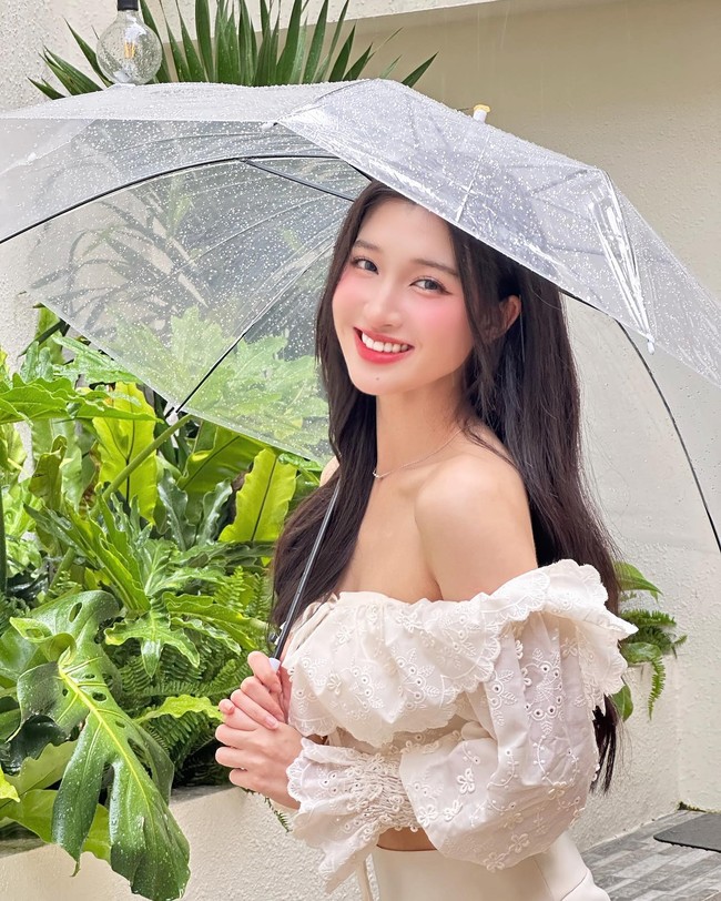 Tunangan Nguyen Phuong Nhi yang berusia 25 tahun disebut merupakan bos dari sebuah perusahaan automobile. Dilansir Forbes ayah Pham punya kekayaan bersih $ 4,1 miliar atau Rp 67 triliunan. Foto: Instagram @_nguyenphuongnhi_02