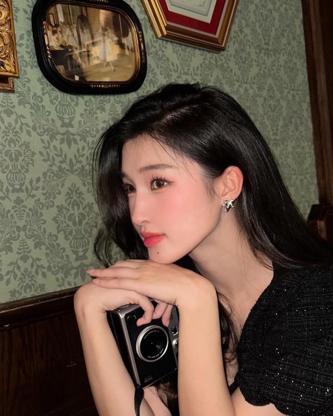 Phuong Nhi baru saja bertunangan dengan Pham Nhat Minh Hoang, anak kedua dari miliuner Pham Nhat Vuong. Tidak banyak informasi mengenai hubungan mereka selain keduanya sudah lama saling kenal. Foto: Instagram @_nguyenphuongnhi_02