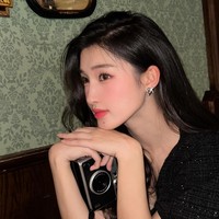 Phuong Nhi baru saja bertunangan dengan Pham Nhat Minh Hoang, anak kedua dari miliuner Pham Nhat Vuong. Tidak banyak informasi mengenai hubungan mereka selain keduanya sudah lama saling kenal. Foto: Instagram @_nguyenphuongnhi_02