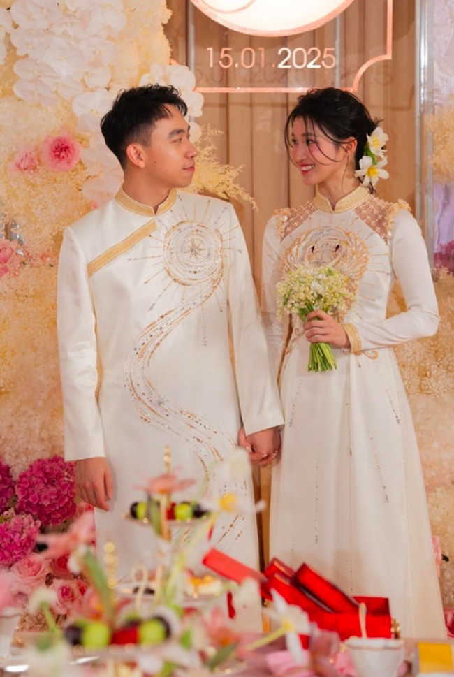 Dalam foto yang beredar, Nguyen Phuong Nhi dan Pham Nhat Vuong terlihat sumringah selagi merayakan hubungan keduanya sebelum melangkah ke pelaminan. Foto: Dok. VnExpress