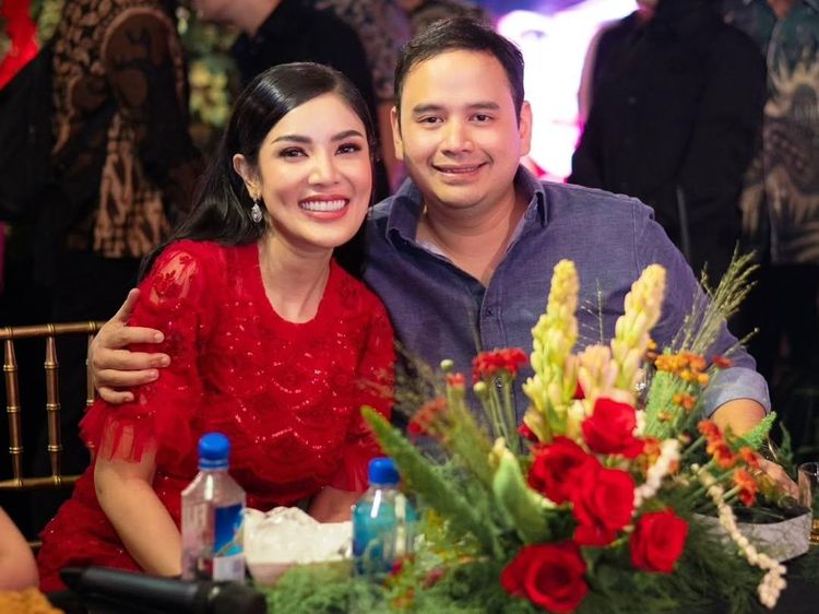 Tawa Nindy Ayunda Dipelukan Dito Mahendra