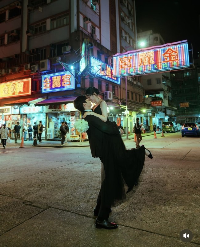 Hasil prewedding Noeul terlihat sinematik dan mengingatkan penggemar dengan karya sutradara legendaris Hong Kong, Wong Kar Wai. Khususnya karena minim pencahayaan, namun menonjolkan warna-warna hangat seperti merah dan kuning. Dan semakin terkesan vintage karena berlatar bangunan tua. Foto: dok. Instagram @noh.eul_89