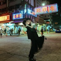 Hasil prewedding Noeul terlihat sinematik dan mengingatkan penggemar dengan karya sutradara legendaris Hong Kong, Wong Kar Wai. Khususnya karena minim pencahayaan, namun menonjolkan warna-warna hangat seperti merah dan kuning. Dan semakin terkesan vintage karena berlatar bangunan tua. Foto: dok. Instagram @noh.eul_89