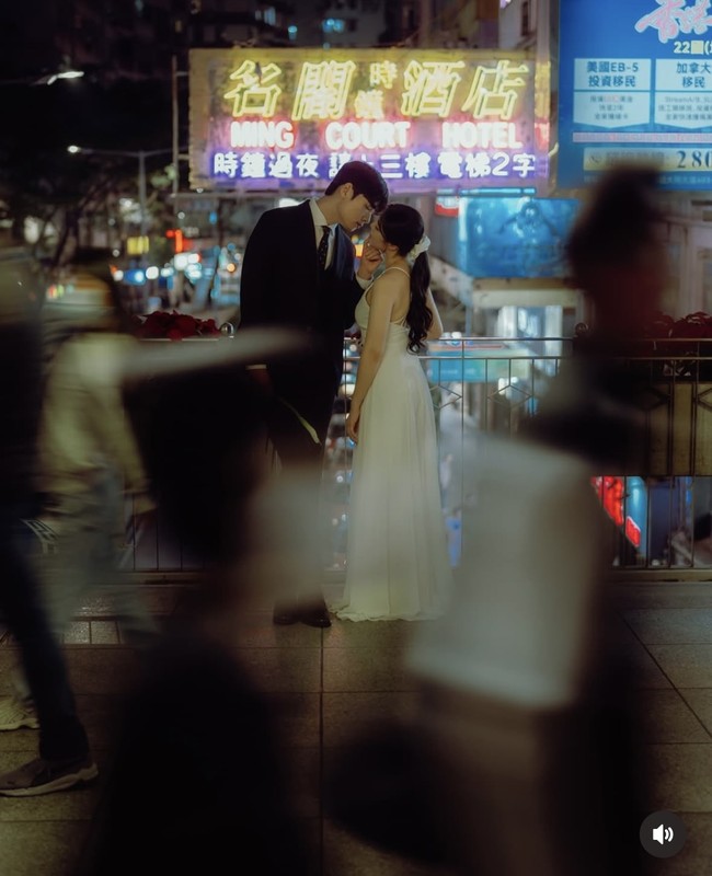 Dalam sejumlah foto, Noeul dan kekasihnya tak ragu pamer kemesraan mereka di tengah orang yang berlalu lalang. Waktu seolah terhenti untuk pasangan itu. Foto: dok. Instagram @noh.eul_89