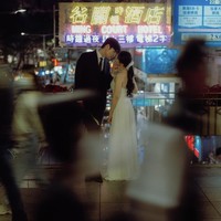 Dalam sejumlah foto, Noeul dan kekasihnya tak ragu pamer kemesraan mereka di tengah orang yang berlalu lalang. Waktu seolah terhenti untuk pasangan itu. Foto: dok. Instagram @noh.eul_89