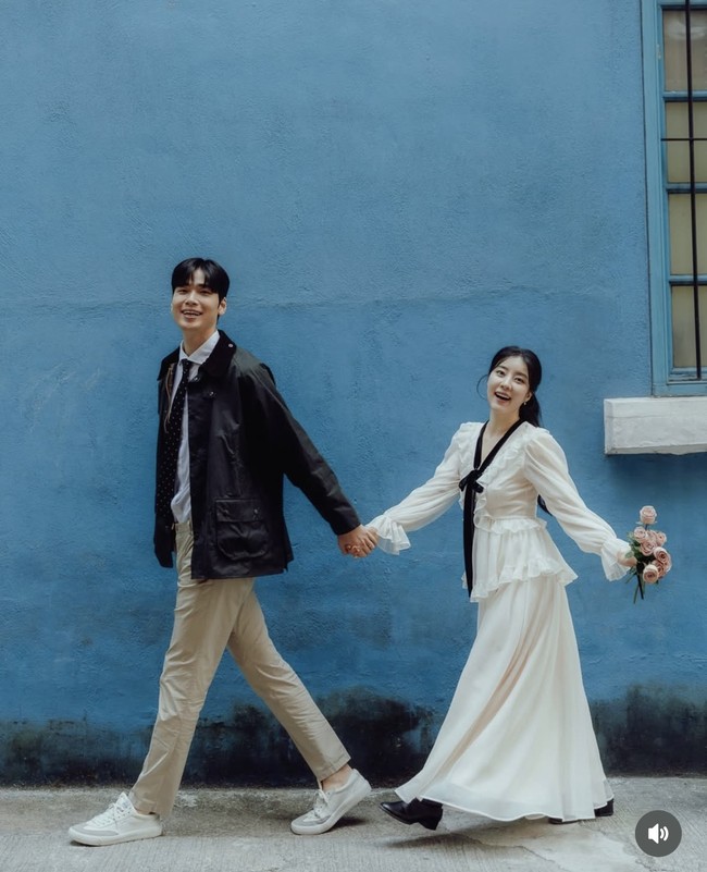 Lewat unggahan Instagram, Noeul sekaligus memamerkan foto prewedding-nya di Hong Kong. Mengambil latar Yi Cheok Building, apartemen padat yang jadi lokasi pemotretan ikonik dan instagramable. Foto: dok. Instagram @noh.eul_89