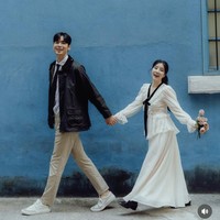 Lewat unggahan Instagram, Noeul sekaligus memamerkan foto prewedding-nya di Hong Kong. Mengambil latar Yi Cheok Building, apartemen padat yang jadi lokasi pemotretan ikonik dan instagramable. Foto: dok. Instagram @noh.eul_89