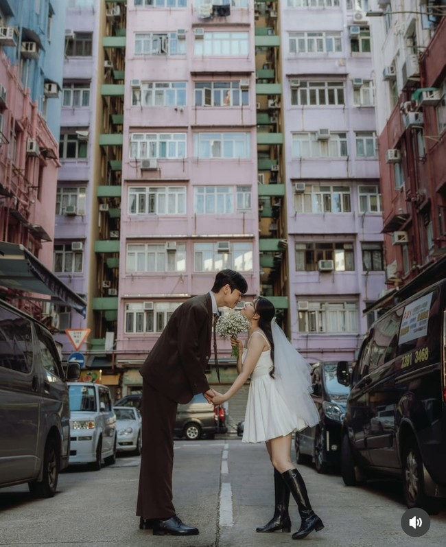 Untuk konsep pemotretannya, Noeul dan kekasih kompak memilih gaya semi kasual. Dia tampil dalam balutan mini dress putih yang dipadukan dengan high boots hitam. Namun, tak lupa memakai veil dan memegang buket bunga sebagai properti. Foto: dok. Instagram @noh.eul_89