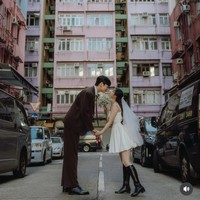 Untuk konsep pemotretannya, Noeul dan kekasih kompak memilih gaya semi kasual. Dia tampil dalam balutan mini dress putih yang dipadukan dengan high boots hitam. Namun, tak lupa memakai veil dan memegang buket bunga sebagai properti. Foto: dok. Instagram @noh.eul_89