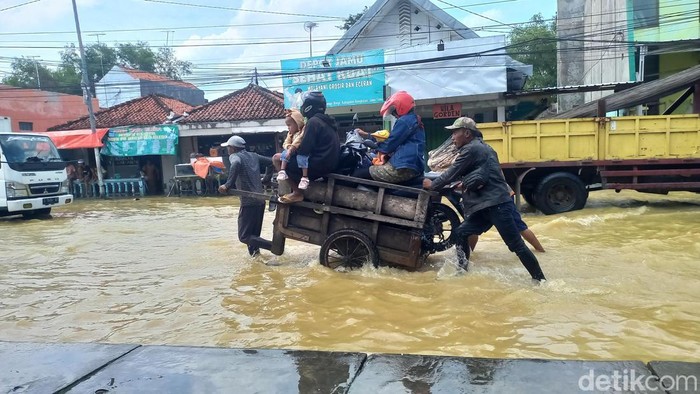 Jasa ojek gerobak Bangkalan membantu para pemotor yang terjebak genangan banjir