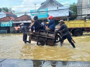 Banjir di Bangkalan Bawa Berkah Bagi Ojek Gerobak Motor