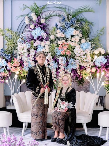 Pasangan pengantin, Handika & Lestari yang menyelenggarakan pernikahan di tengah angin kencang. Postingan suasana pernikahan keduanya viral di media sosial.
