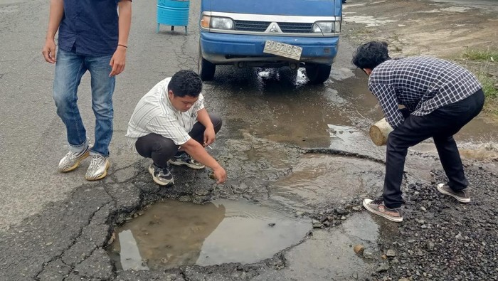 PDAM Kabupaten Bengkulu Selatan melakukan perbaikan dan pembersihan pada jalur pipa di kawasan rawan bencana.