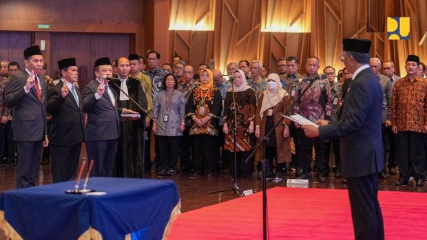 Menteri Pekerjaan Umum (PU) Dody Hanggodo melantik Pejabat Pimpinan Tinggi Madya dan Staf Khusus Kementerian PU di Auditorium Kementerian PU, Senin (20/1/2025).