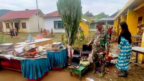 Pembersihan endapan lumpur di SDN Inpres Sakuru, Kecamatan Monta, Kabupaten Bima, NTB, yang terdampak banjir, Selasa (21/1/2025). (Istimewa)