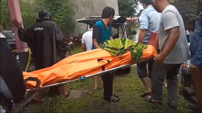 Evakuasi tukang las korban korban pembunuhan di Purwosari, Pasuruan