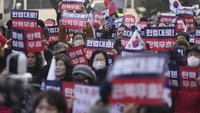 Diketahui Presiden Korea Selatan yang dimakzulkan Yoon Suk Yeol menjalani sidang pemakzulan perdananya di Mahkamah Konstitusi.  