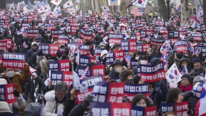 Pendukung Presiden Korsel Yoon Suk Yeol Unjuk Rasa Saat Sidang Pemakzulan Supporters of impeached South Korean President Yoon Suk Yeol gather as police officers block the road to the Constitutional Court in Seoul, South Korea, Tuesday, Jan. 21, 2025. The letters read