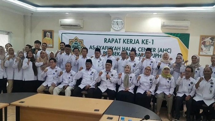 Pengurus As Syafiiyah Halal Centre (AHC) dalam Rapat Kerja Perdana, Sabtu (19/1/2025) di Sekretariat AHC Kampus Universitas Islam As Syafi’iyah.