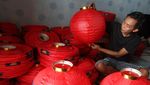 Sibuknya Perajin Lampion Geber Produksi Jelang Imlek