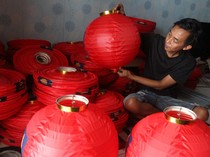 Sibuknya Perajin Lampion Geber Produksi Jelang Imlek