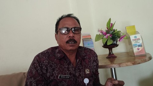 Perbekel Ubung Kaja, Denpasar, I Wayan Astika, saat ditemui di kantornya, Selasa (21/1/2025). (Rizki Setyo/detikBali)