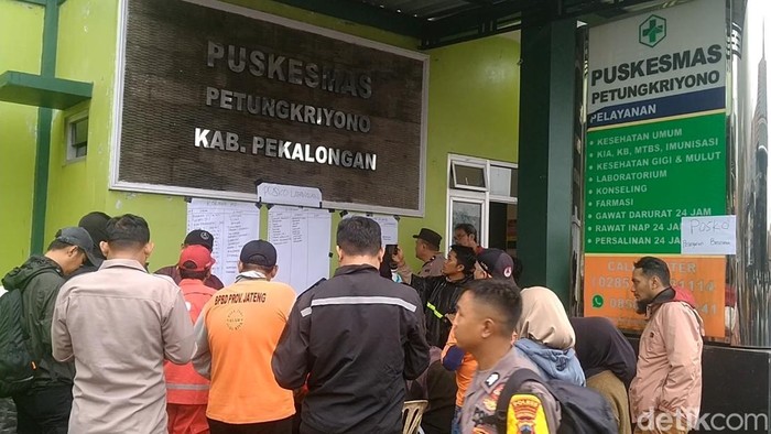 Petugas menempel data identitas korban tewas dan luka akibat longsor di Pekalongan, Selasa (21/1/2025).