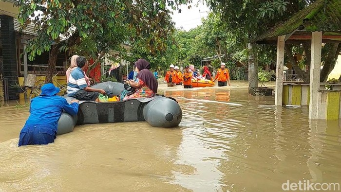 Petugas mengevakuasi warga korban banjir di Patebon Kendal ke tempat pengungsian, Selasa (21/1/2025).