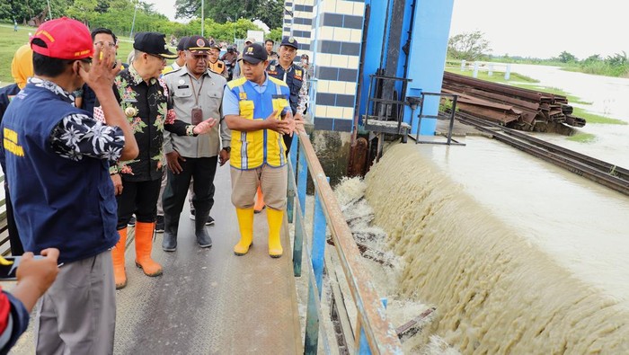 Pintu air pengendali banjir Bendung Wilalung di Kudus, Selasa (21/1/2024).