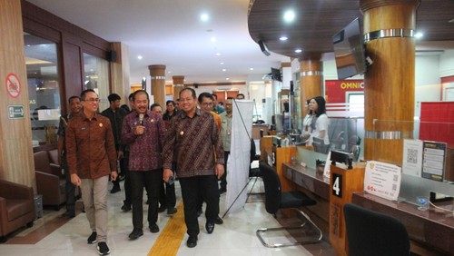 Pj Gubernur Bali Sang Made Mahendra Jaya saat mengunjungi Mal Pelayanan Publik (MPP) Kabupaten Badung di Puspem Badung, Selasa (21/1/2025). (Foto: Dok. Pemprov Bali)
