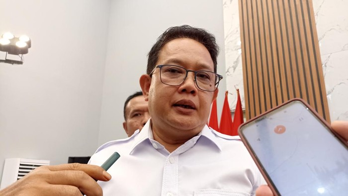 Pj Gubernur Jatim Adhy Karyono ditemui usai menghadiri kegiatan di Blitar.