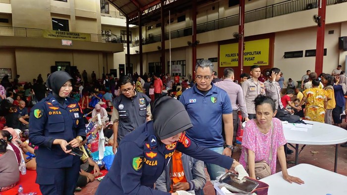 Polda Metro Jaya membantu warga terdampak kebakaran yang melanda permukiman di Jalan Kemayoran Gempol, Jakpus. (Dok. ist)