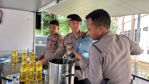 Polda Metro Jaya membantu warga terdampak kebakaran yang melanda permukiman di Jalan Kemayoran Gempol, Jakpus. (Dok. ist)