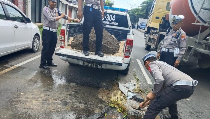 Polisi di Lamongan gercep tambal jalan berlubang