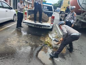 Polisi di Lamongan Gercep Tambal Jalan Berlubang di Jalan Poros Nasional