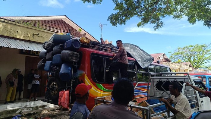 Polisi mengamankan 500 liter miras jenis sopi di Ambon.