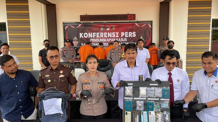 Polisi menunjukkan senjata api dan narkoba yang diamankan dari WN Malaysia dan 5 rekannya. (Dok Polres Bintan)