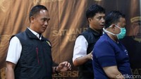 Selain pemilik pondok pesantren, guru ngaji berinisial MCN dilaporkan terkait kasus serupa. Saat ini keduanya sudah ditetapkan sebagai tersangka dan ditahan.