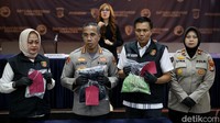Kapolres Metro Jakarta Timur Kombes Nicolas Ary Lilipaly menunjukkan barang bukti pengungkapan kasus pencabulan yang dilakukan pemilik pondok pesantren di Duren Sawit berinisial CH (47) terhadap santrinya.
