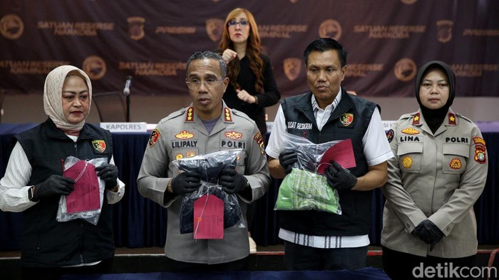 Polisi mengungkap siasat jahat pemilik pondok pesantren di Duren Sawit, Jakarta Timur, berinisial CH (47) yang mencabuli santrinya sendiri. CH berdalih pencabulan dilakukan untuk menyembuhkan penyakit.