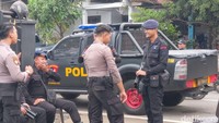 Personel Brimob dari Kompi 1 Batalyon C Pelopor Satuan Brimob Polda Jatim diterjunkan untuk amankan Polsek Watulimo (Foto: Adhar Muttaqin)