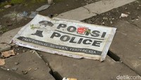 Plang polisi di Polsek Watulimo jatuh dan rusak (Foto: Adhar Muttaqin)