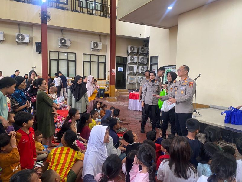 Polwan Beri Trauma Healing Anak-anak Korban Kebakaran Kemayoran Gempol. (Dok Istimewa)