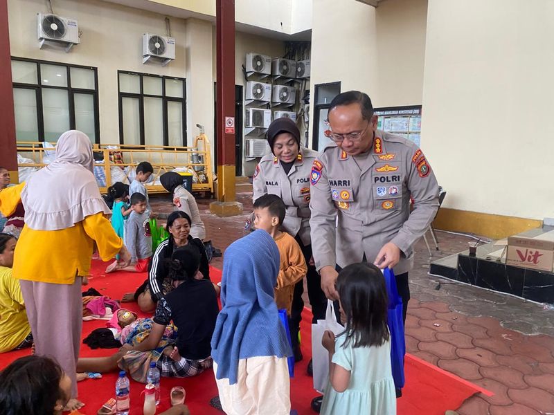 Polwan Beri Trauma Healing Anak-anak Korban Kebakaran Kemayoran Gempol. (Dok Istimewa)